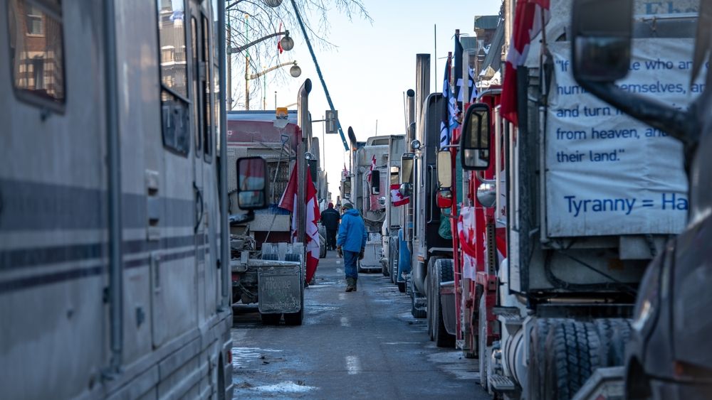 Policie v Ottawě spustila zatýkání řidičů kamionů, obvinila dva z vůdců